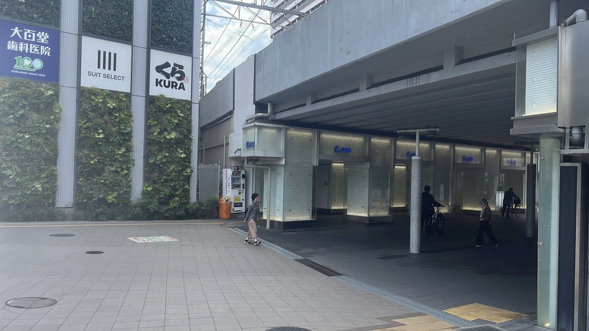 右側の高架下へ進みます。