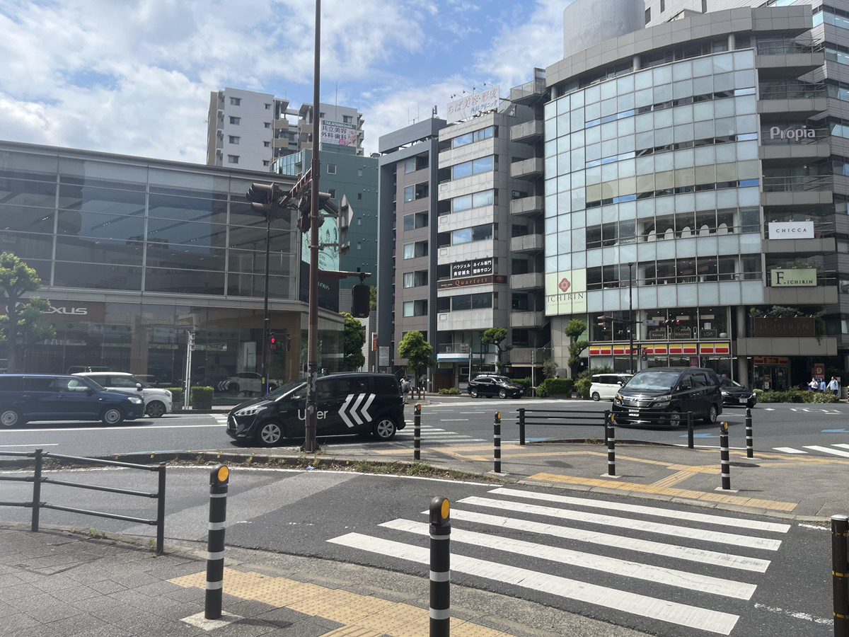 十字路を真っすぐ進みます。