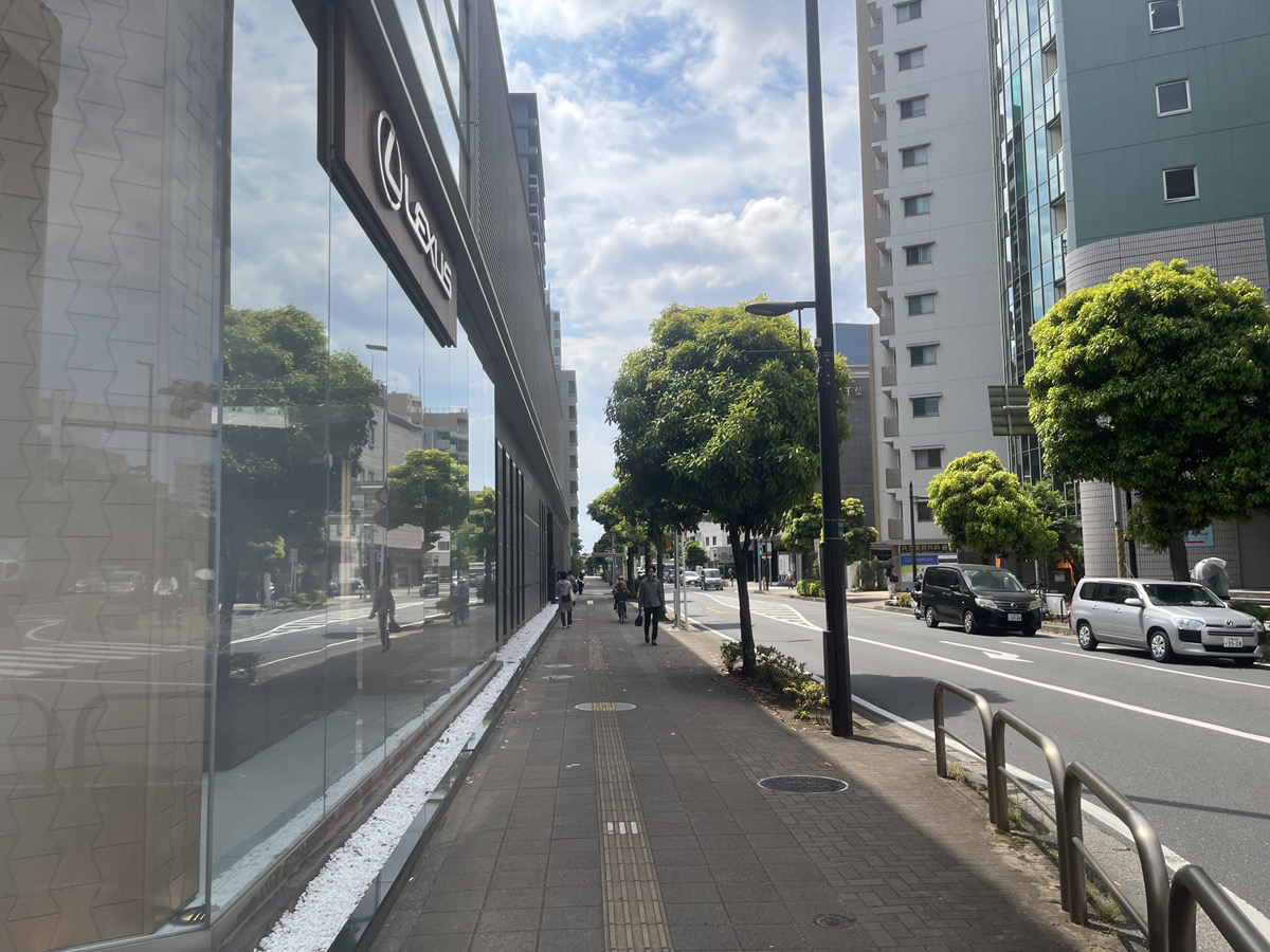 レクサスの横を通って直進します。