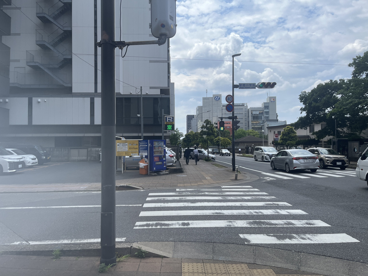 しばらくまっすぐ進みます。