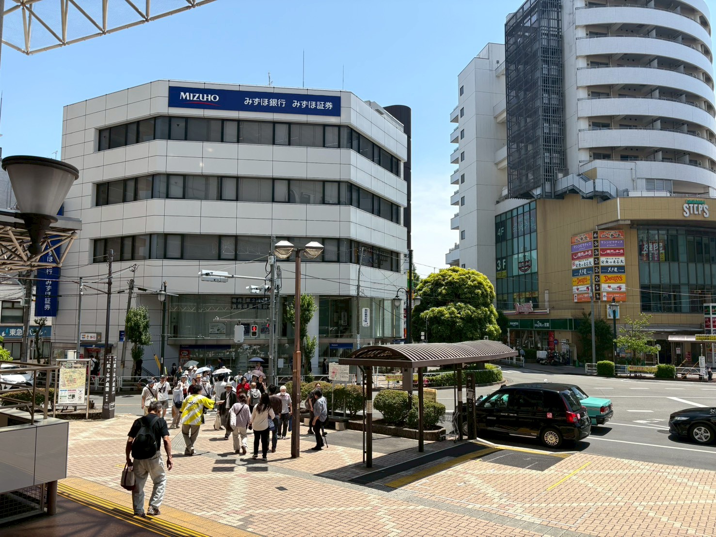 駅を出たら左側の道を直進します。