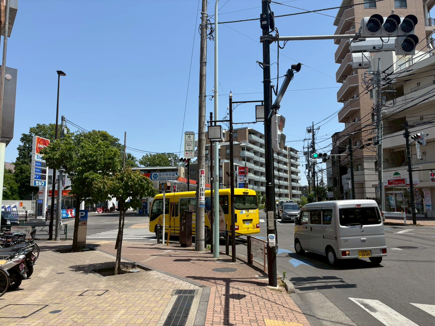ENEOSのある交差点を右奥に進みます。