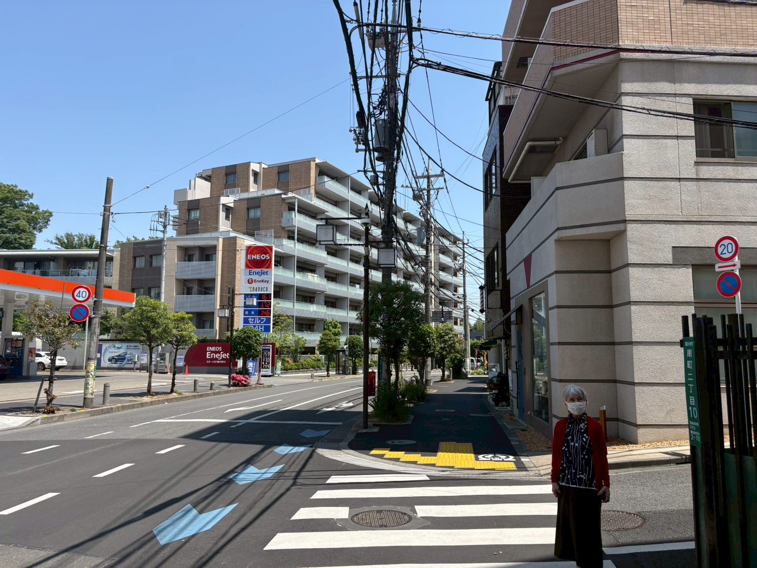 直進します。