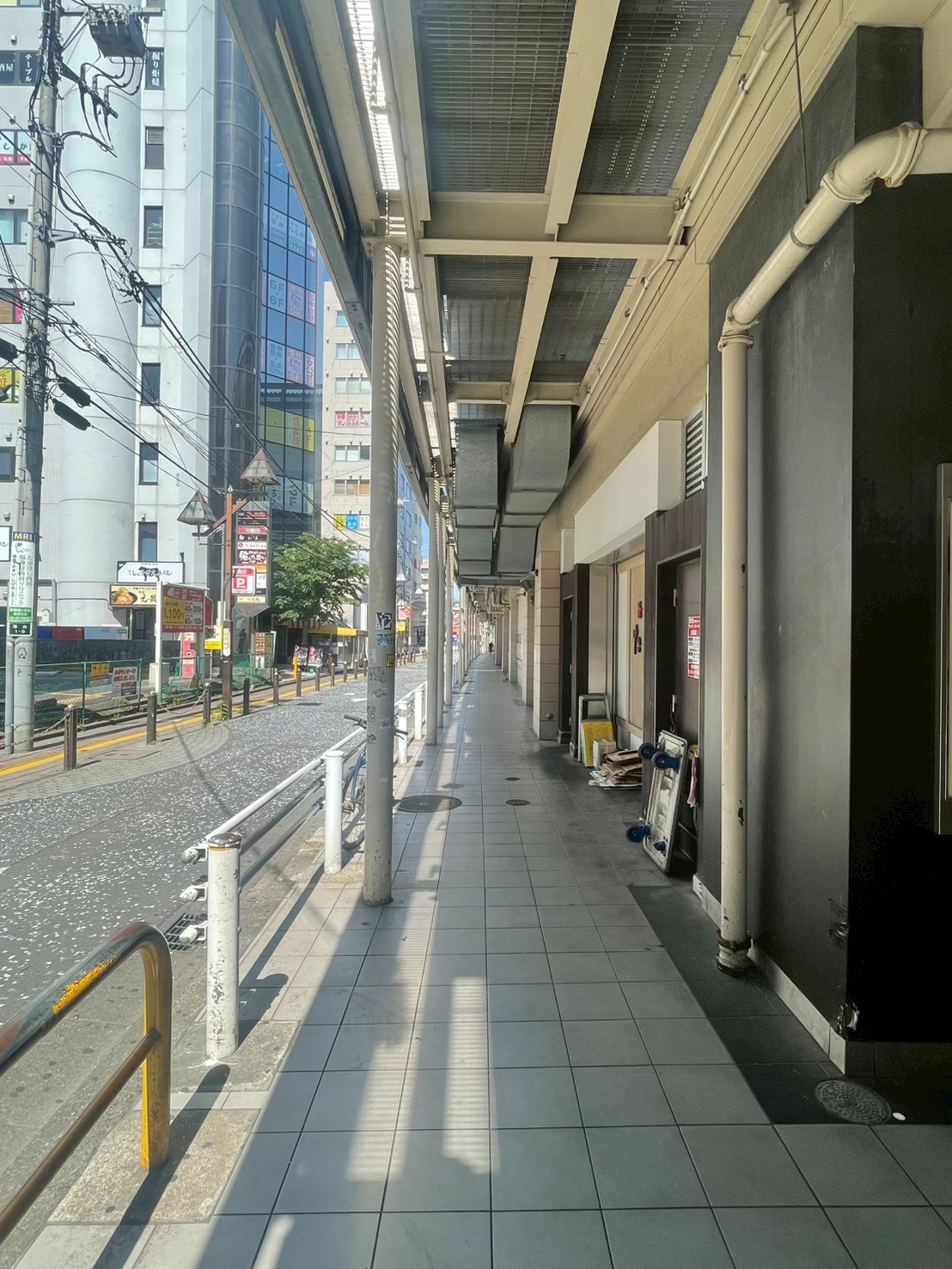 外に出たら右に進みます。