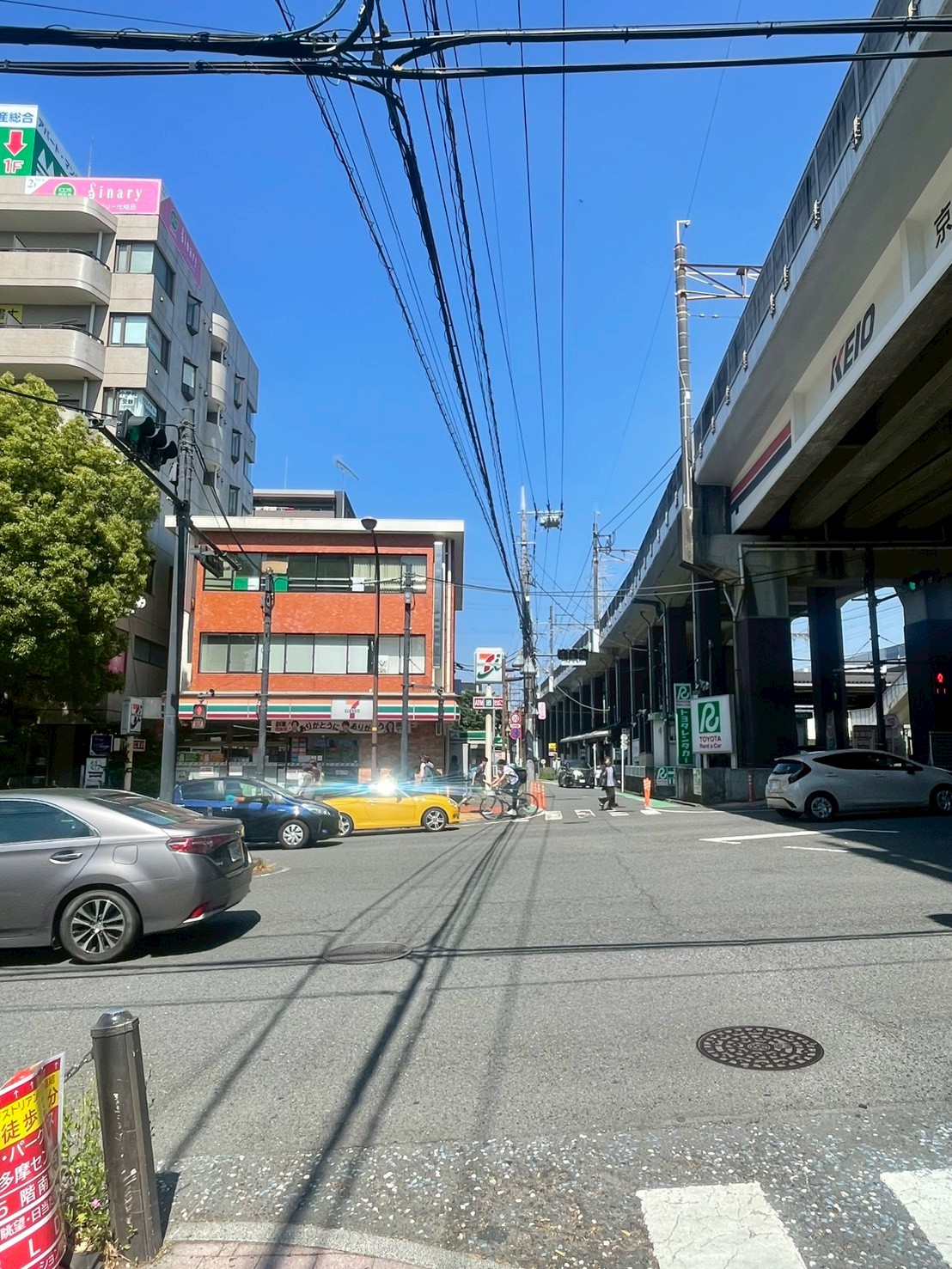 横断歩道を直進します。