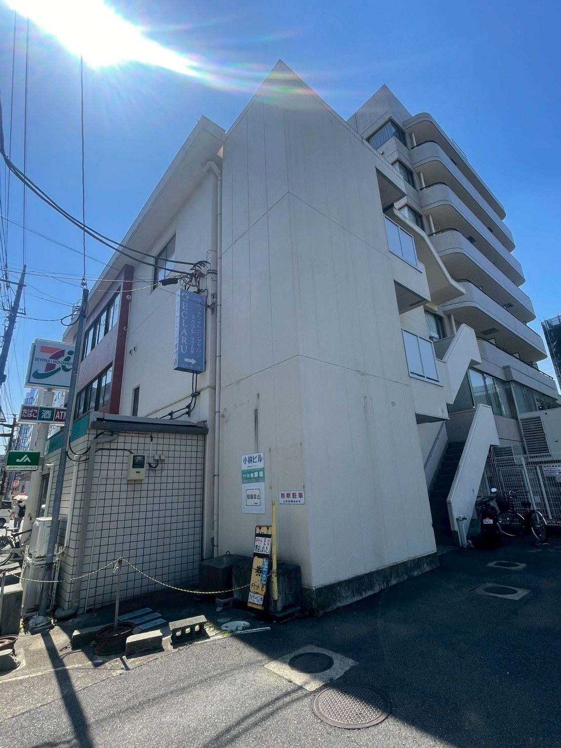 すぐ左手にあるこちらのビルです!