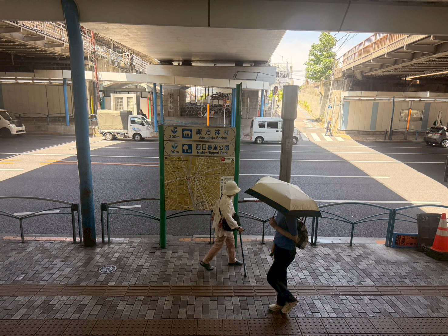 西日暮里駅改札の正面を出て右に進みます。