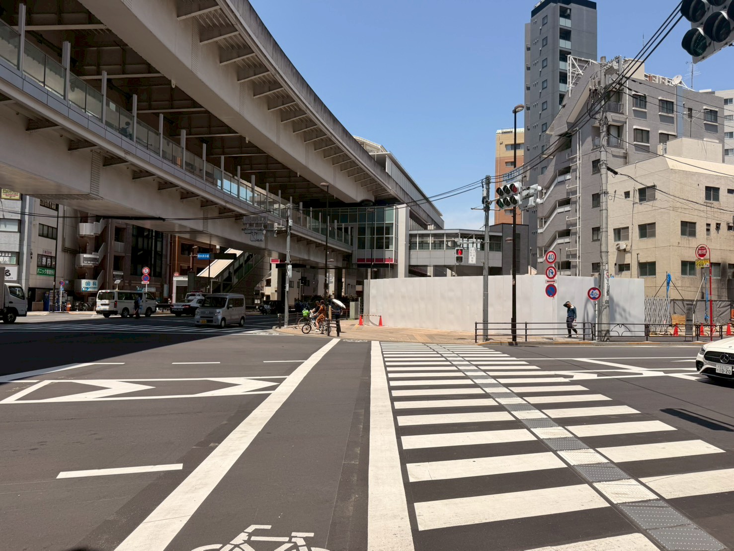 交差点を真っすぐ渡り、すぐ左にも渡って直進します。
