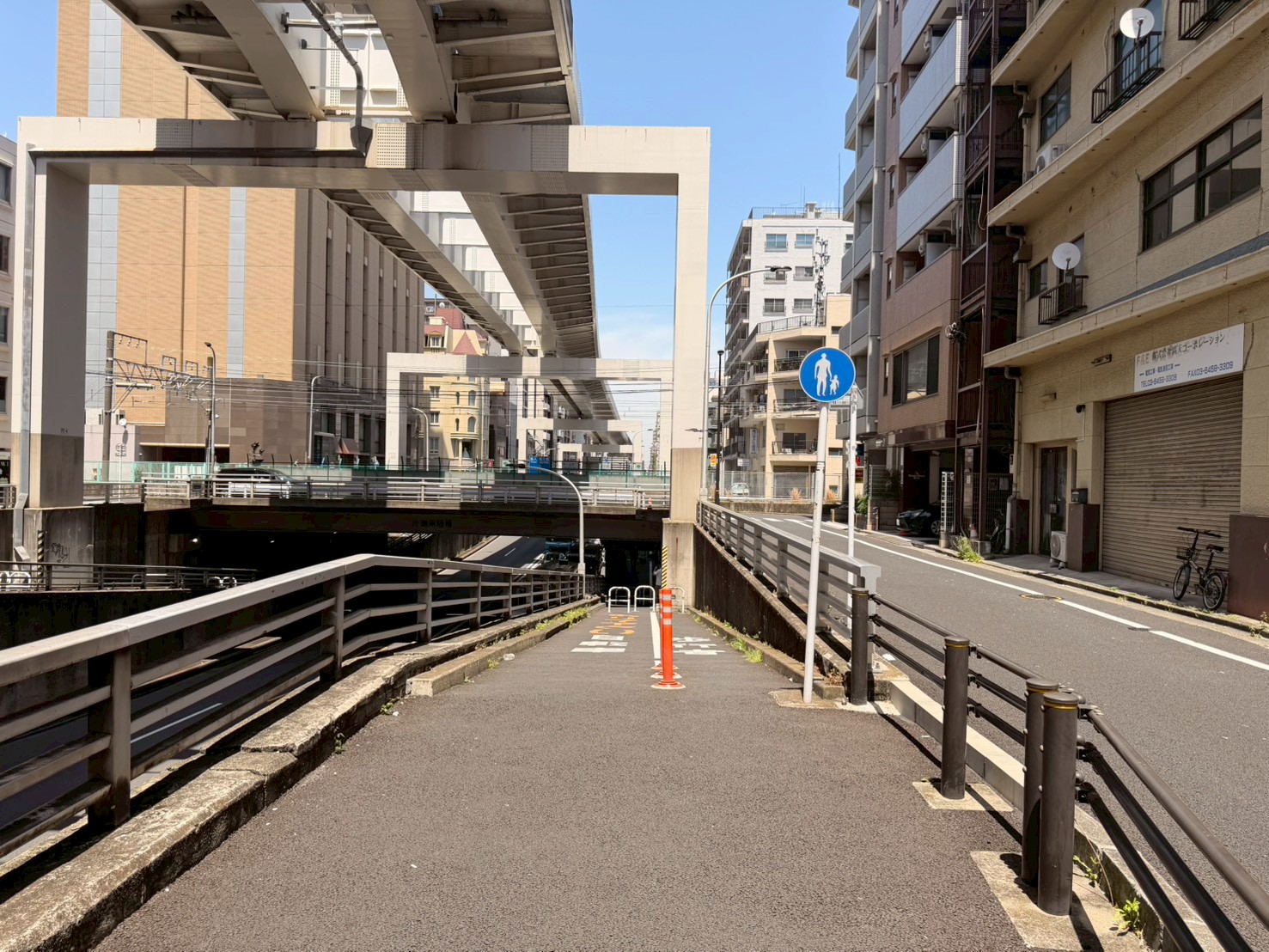橋の下をくぐっていきます。