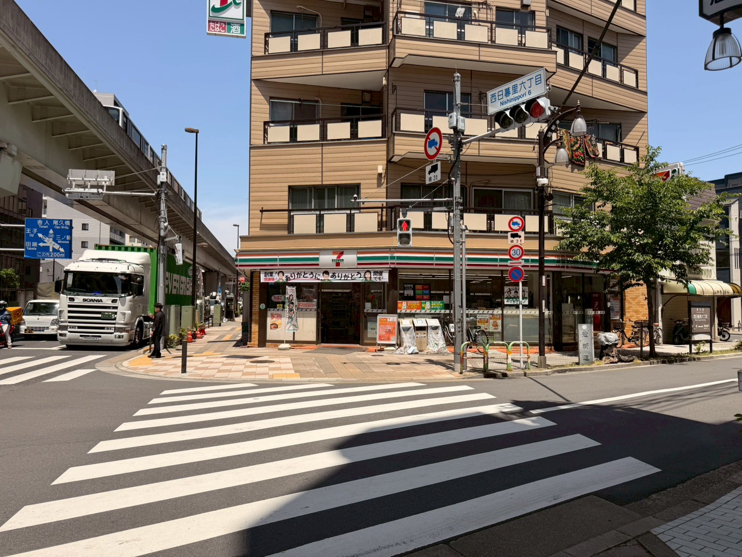 セブンイレブンのある歩道手前を右に曲がります。