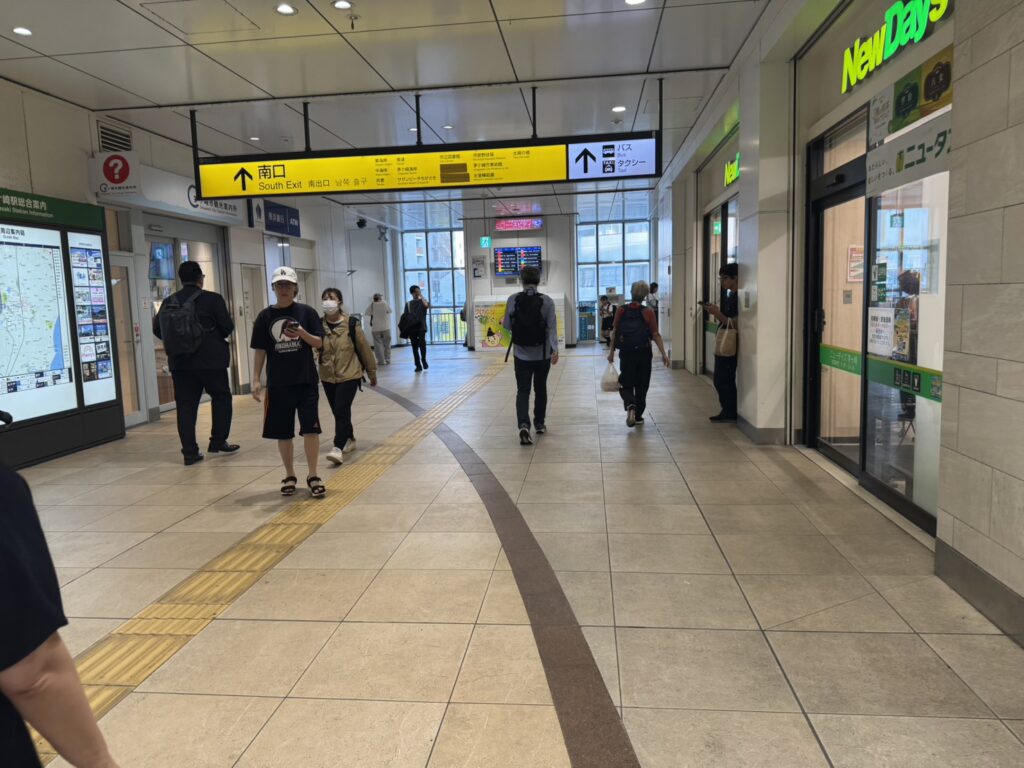 茅ヶ崎駅構内を進み、南口方面へ向かう通路の様子
