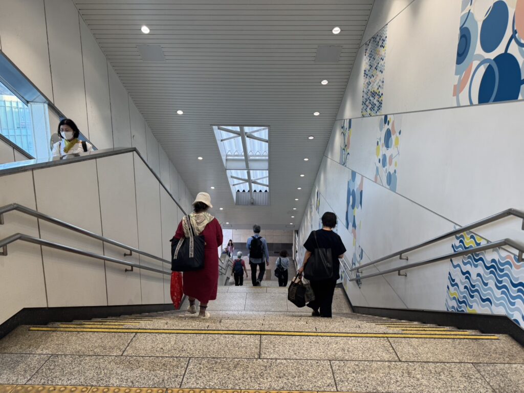 右手の階段を下りる