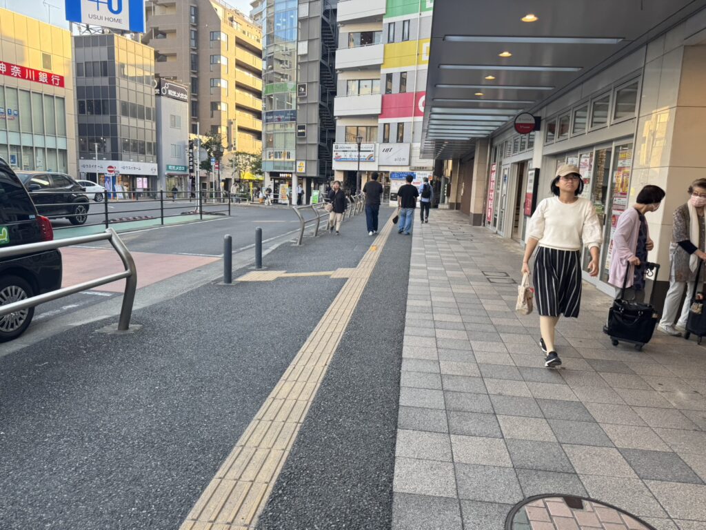 階段を下りてロータリー沿いを進む