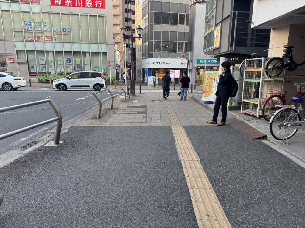 横断歩道を渡る