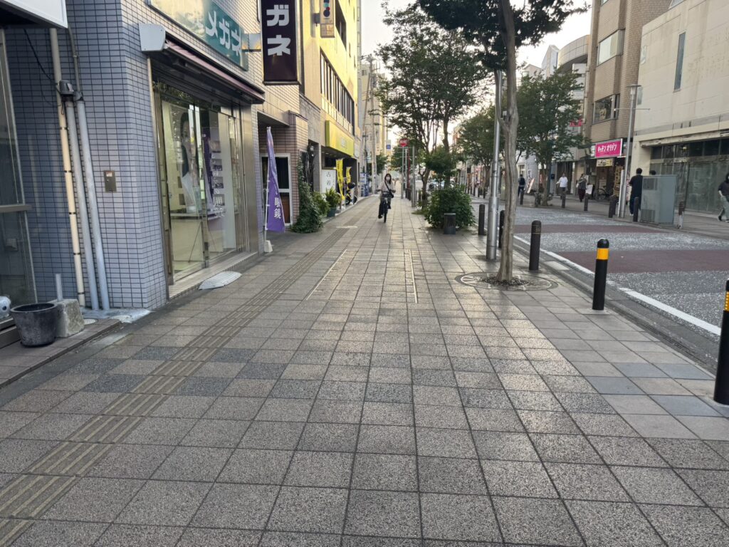 横断歩道を渡り右に進む