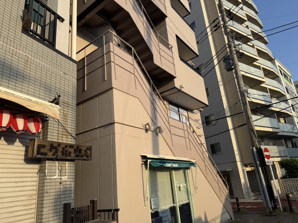 左折後左手にあるビル