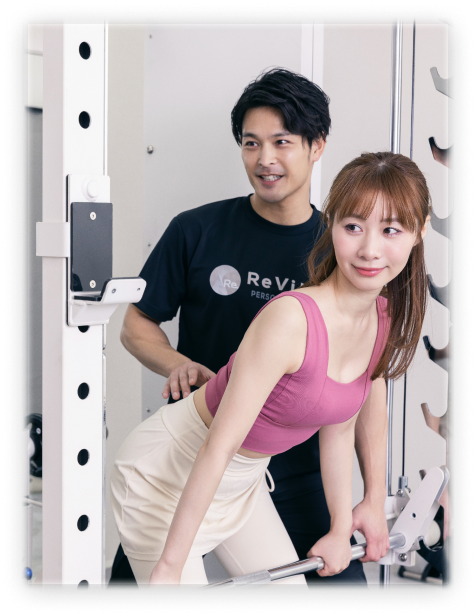 専属トレーナーが会員さまのトレーニングをサポートしている様子