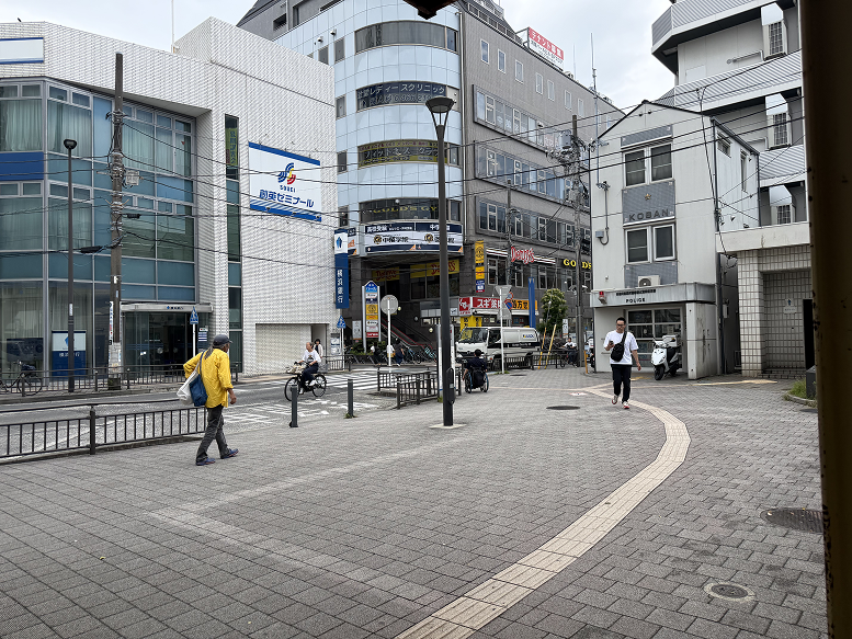 (道順3)交番に向かって進む。