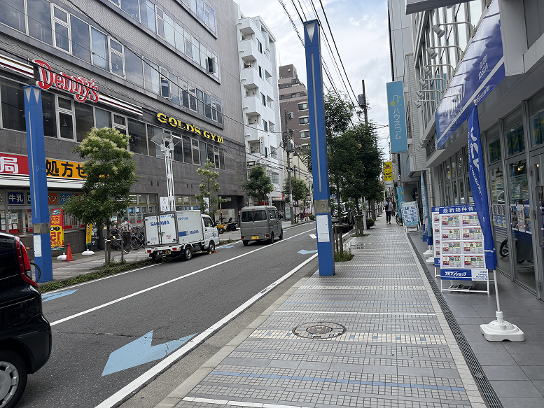 (道順4)Denny’s 、GOLD'S GYM の道を真っ直ぐ。