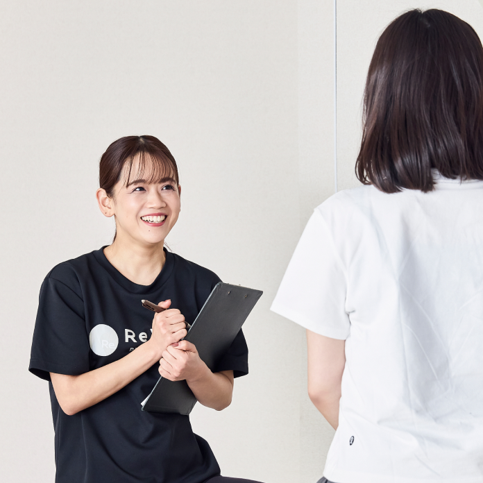 プランについて相談するReViNaのトレーナーとお客様